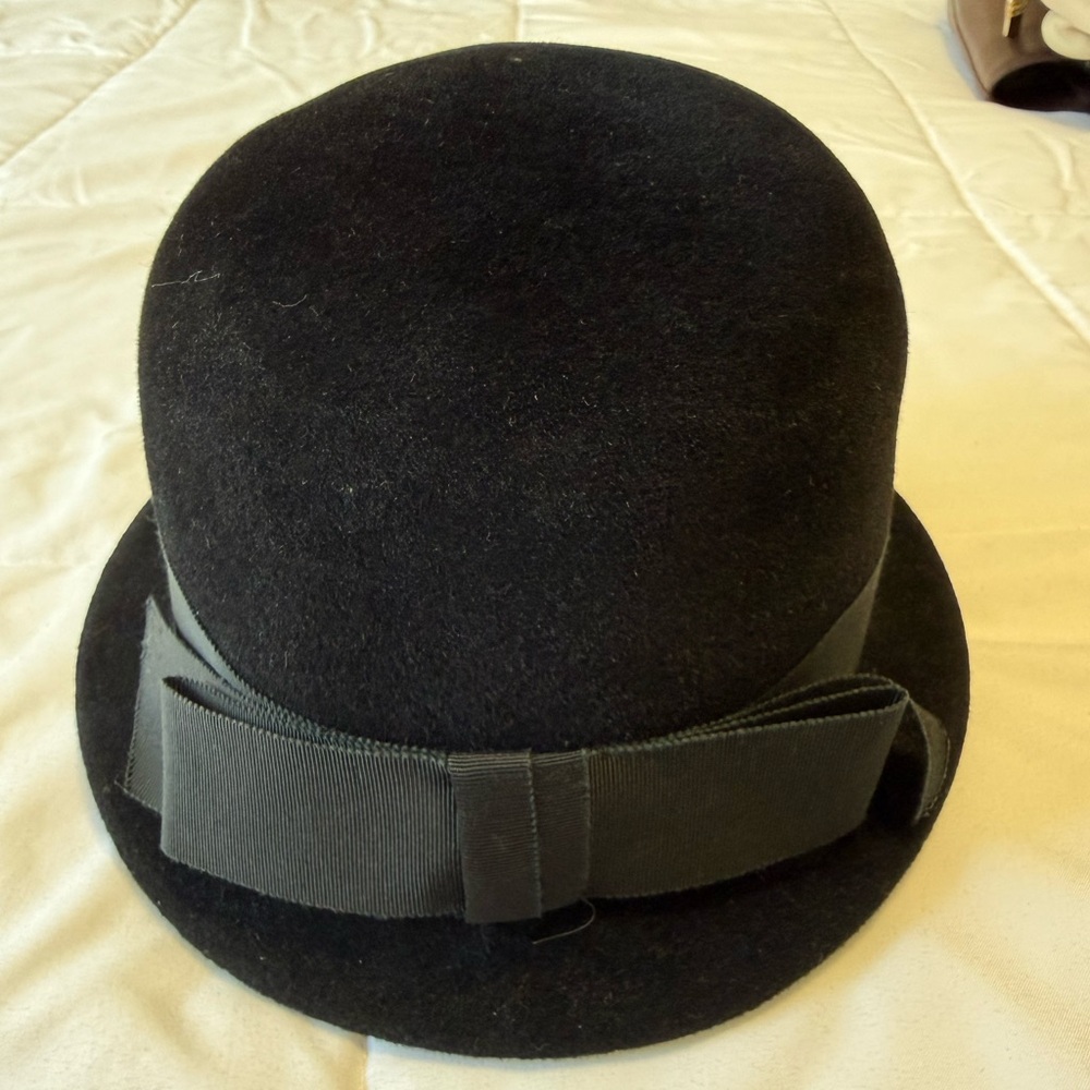 GENE DORIS vintage black velvet Bowler hat with a cross grain ribbon.